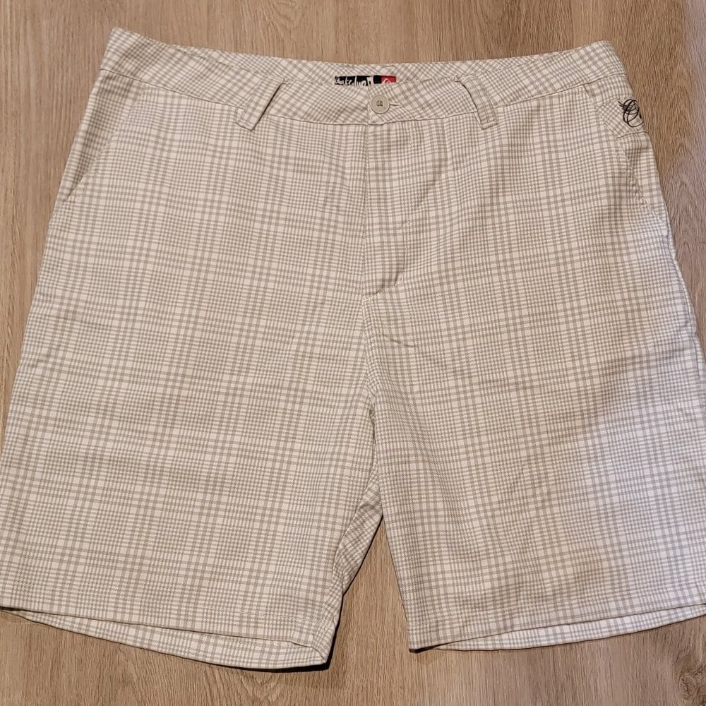 Quicksilver Men's White Plaid Skater Shorts Size 38